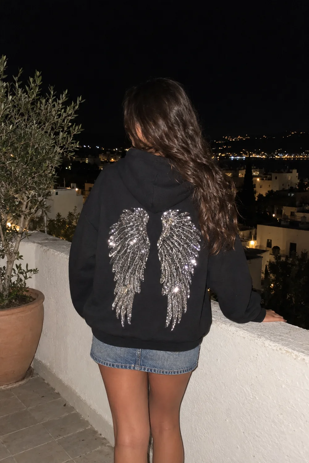 Hoodie Ailes d'ange noir porté de dos